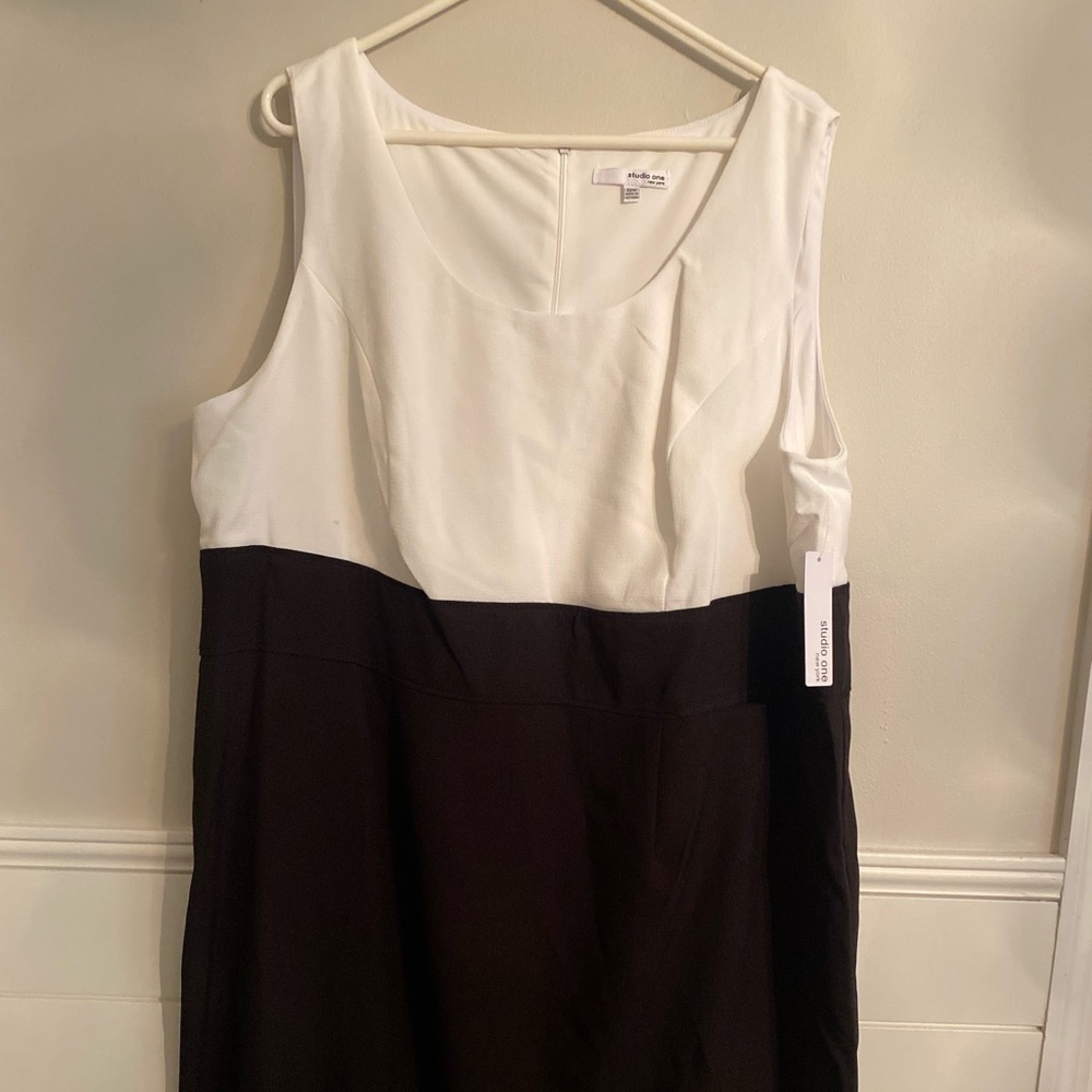 Studio I Black and White Sleeveless Colorblock Dress
